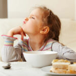 با بدغذایی کودکان چه کنیم؟ ۱۷ راهکار برای کودکی که غذا نمی‌خورد