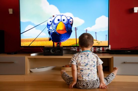 مزایا و معایب تماشای تلوزیون برای کودکان