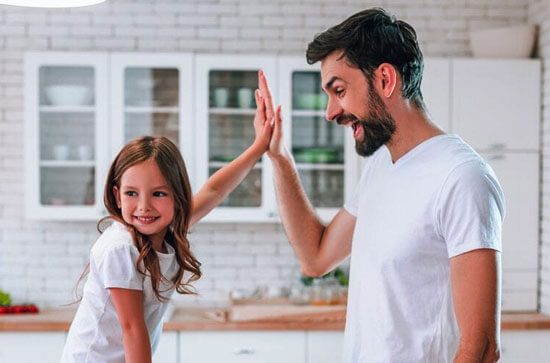 چگونه کودکان را تشویق کنیم؟