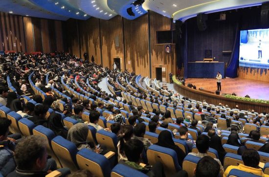 مراسم تقدیر از دانش‌آموزان توانمند با حضور حامیان بنیاد حرکت انسانی و خانواده‌های دانش‌‌آموزان برگزار شد.